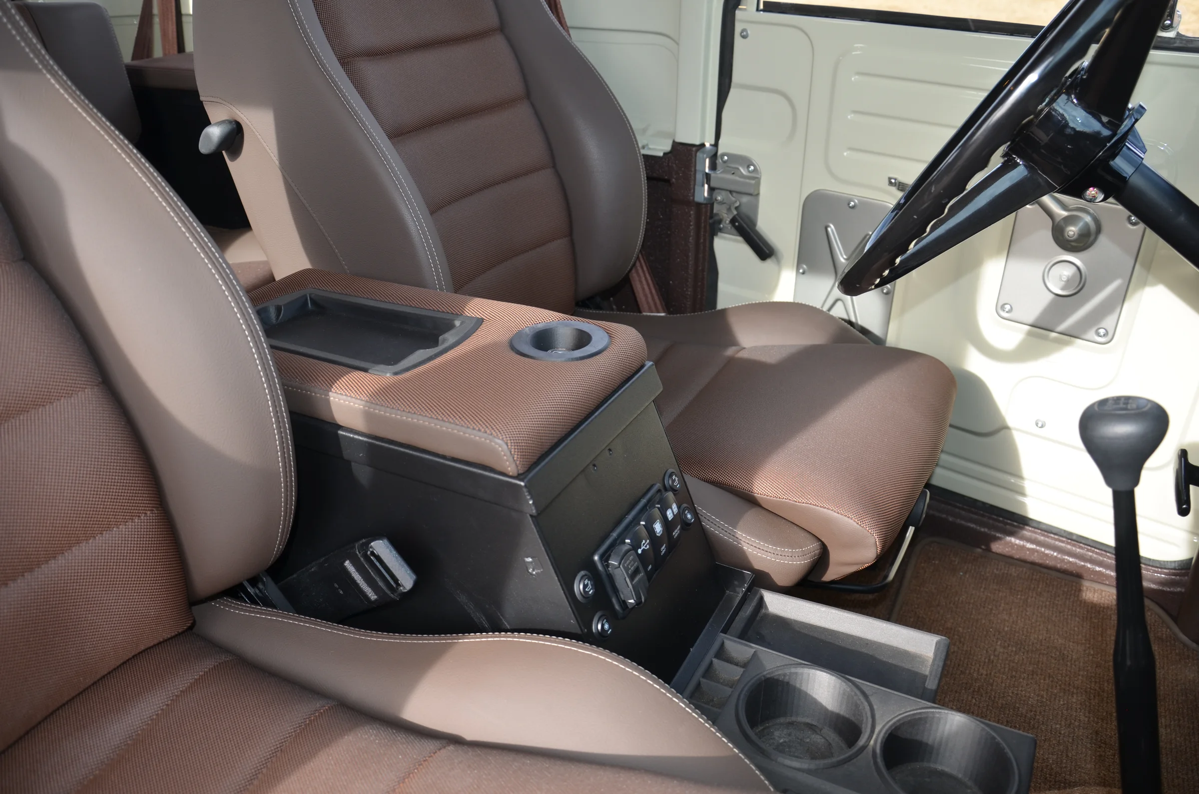 Scheel-man seats and custom Tuffy center console inside the FJ40