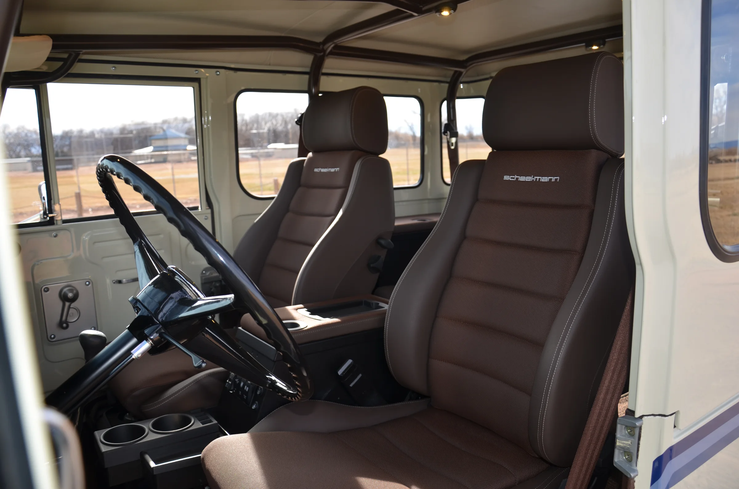Custom Scheel-man front seats in the cream diesel FJ40