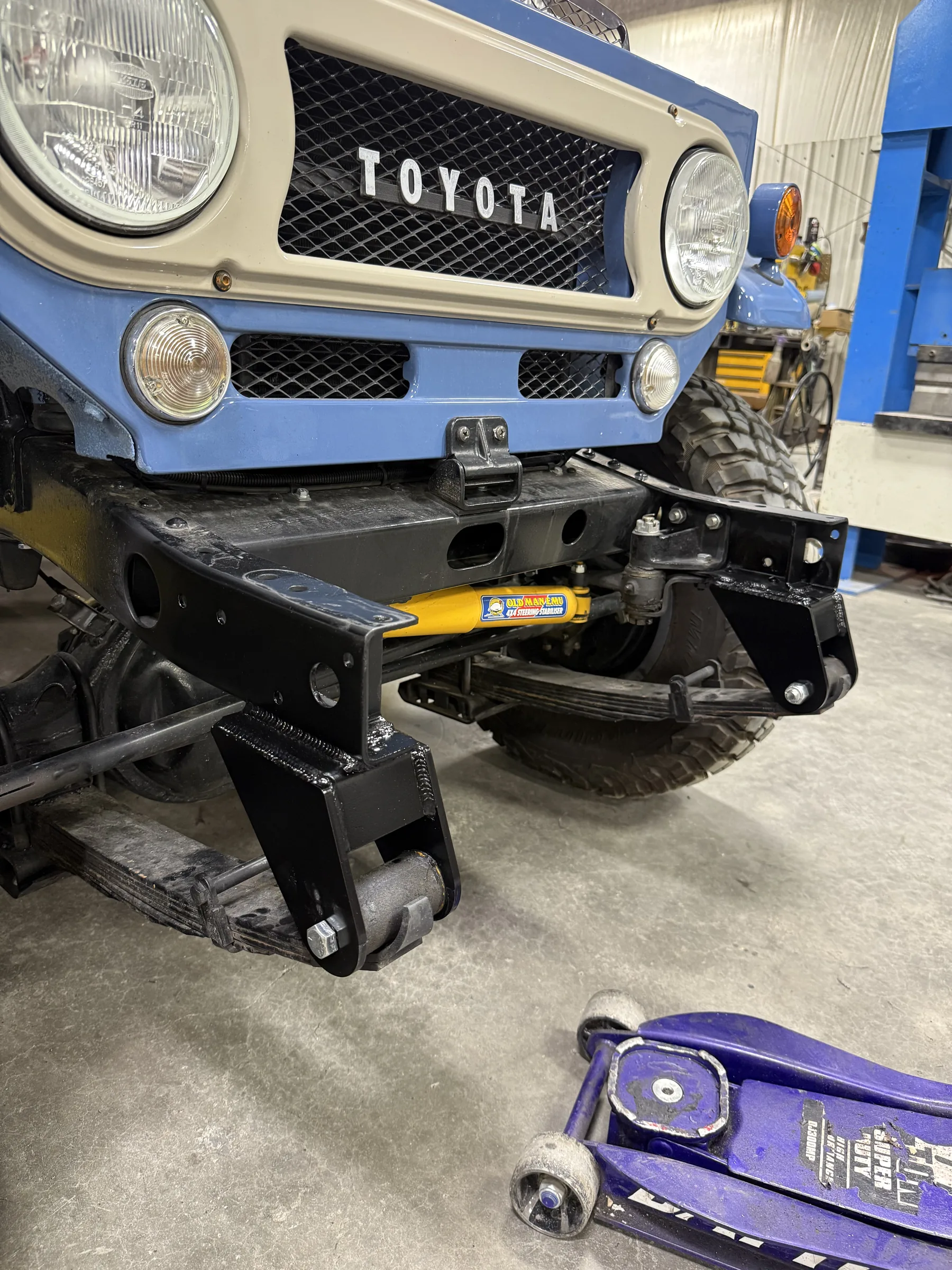 Front suspension of the blue FJ45 during its PRLC shackle reversal