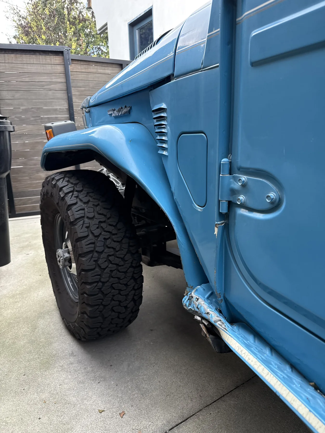 Damaged front fender and sill area of a 1980 Toyota Land Cruiser FJ40