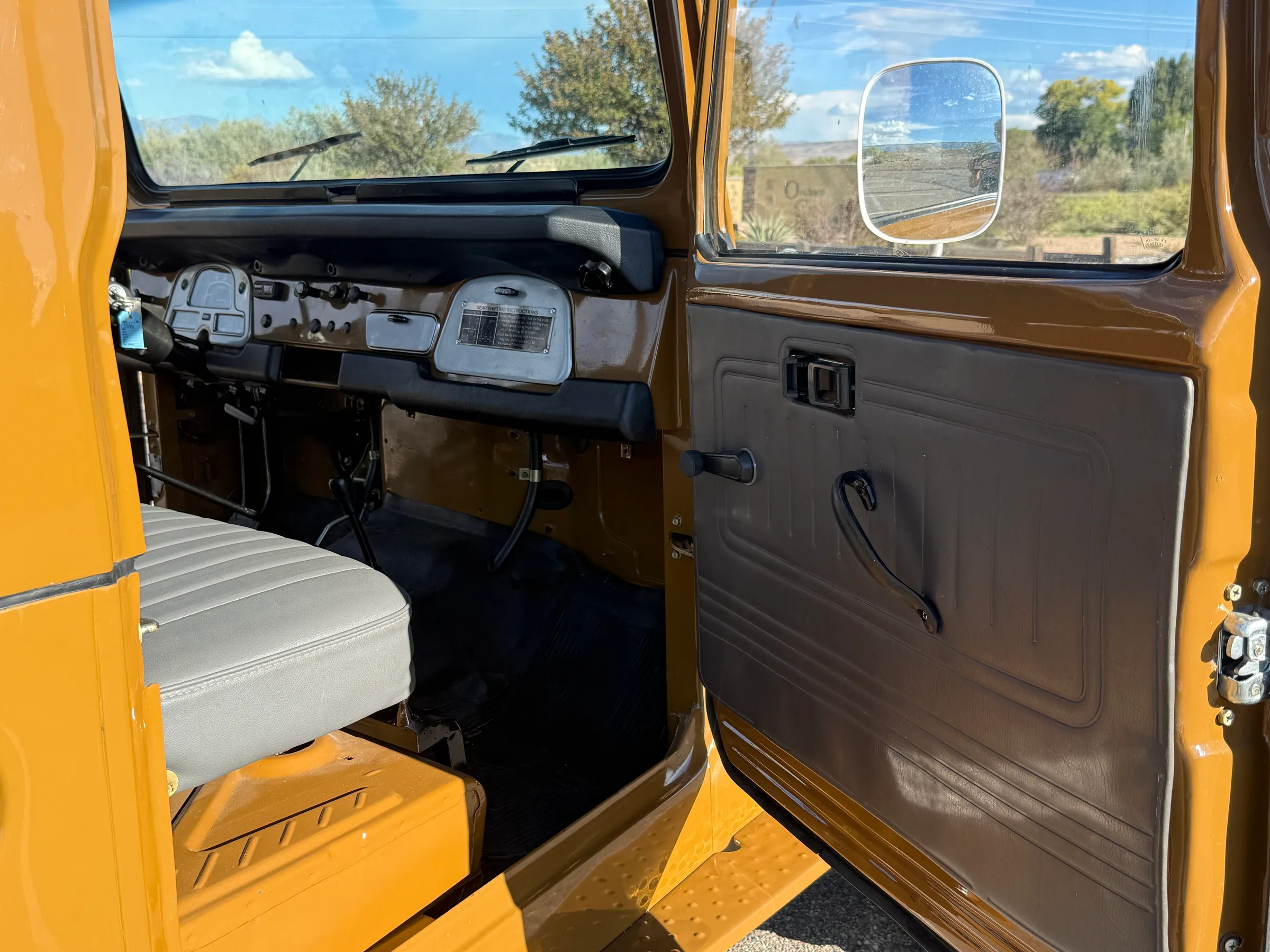 Passenger-side cabin and dashboard in the 1978 FJ45