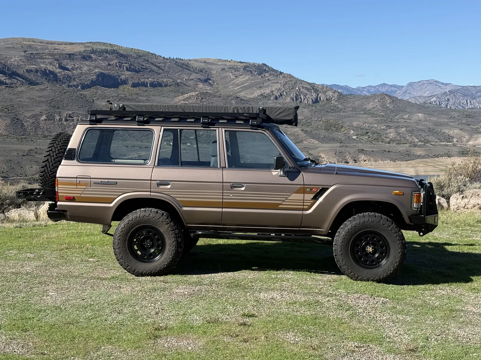 Passenger-side profile of the 1987 Toyota Land Cruiser FJ60