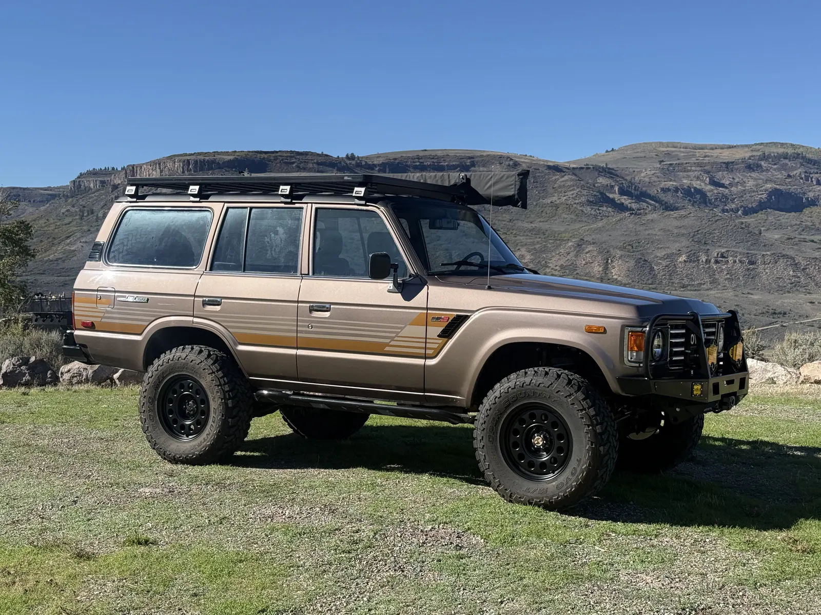 Front passenger-side profile of the 1987 FJ60 on Nomad Convoy wheels