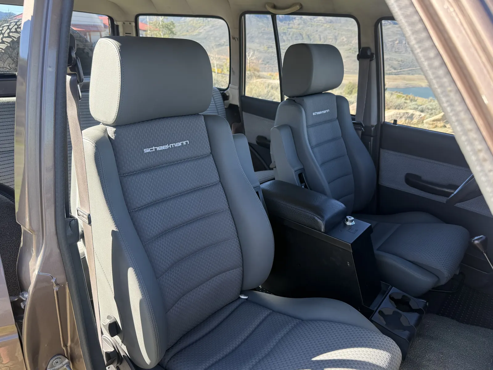 Scheel-Mann Vario front seats in the FJ60 restomod