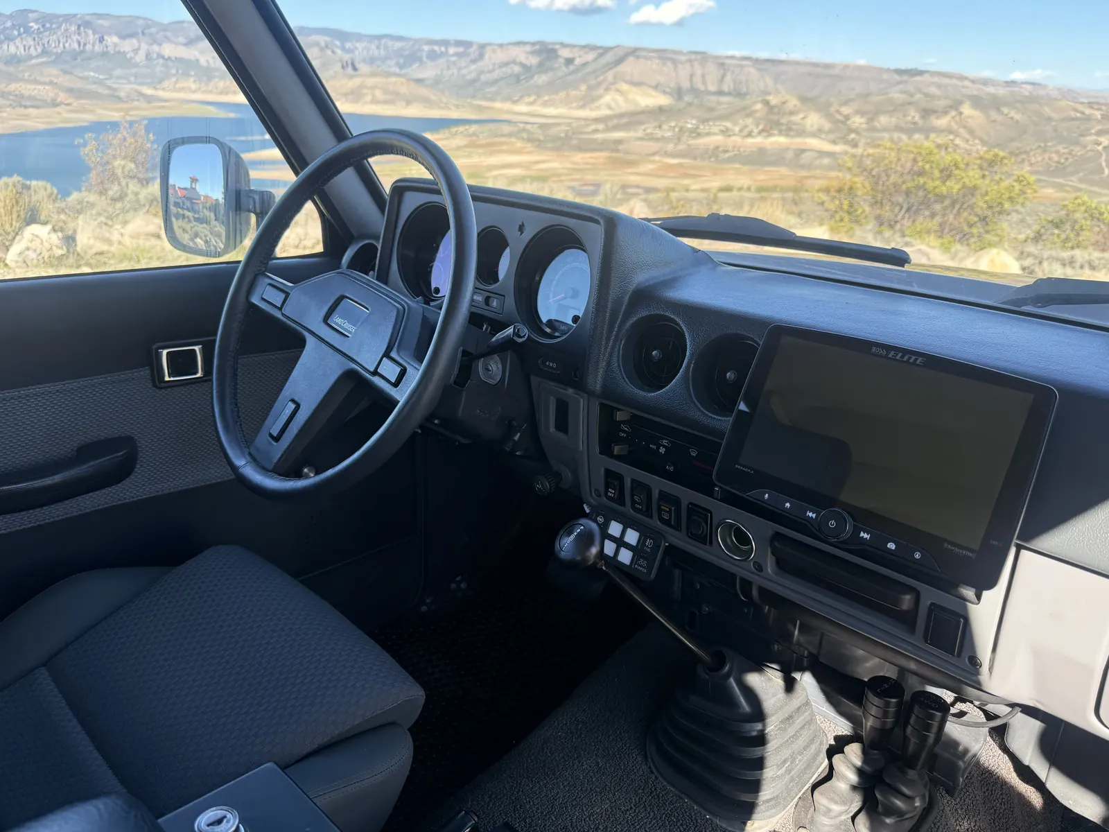 Dashboard, steering wheel, and center console in the FJ60