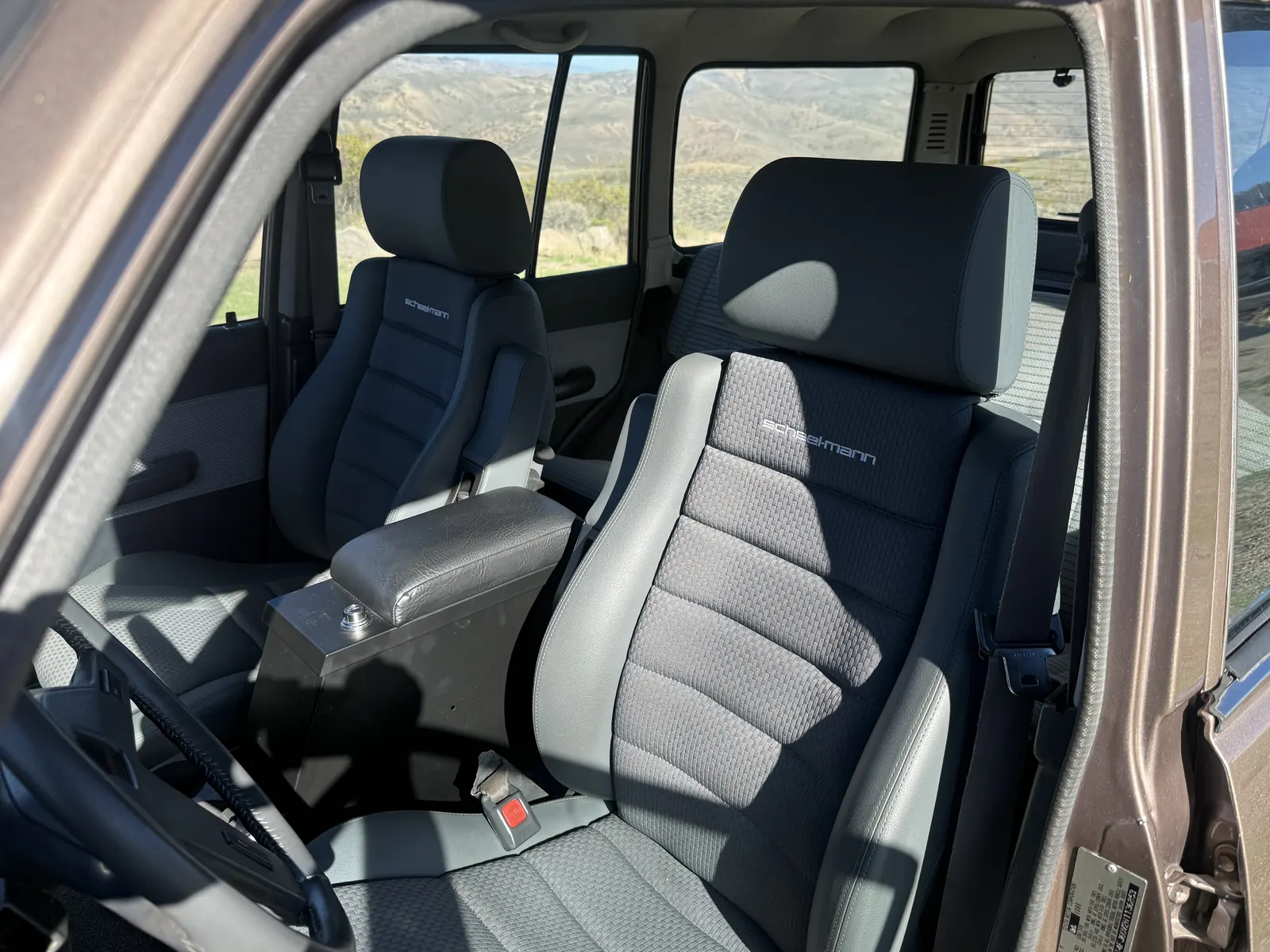 Front seats and Tuffy center console in the FJ60 restomod