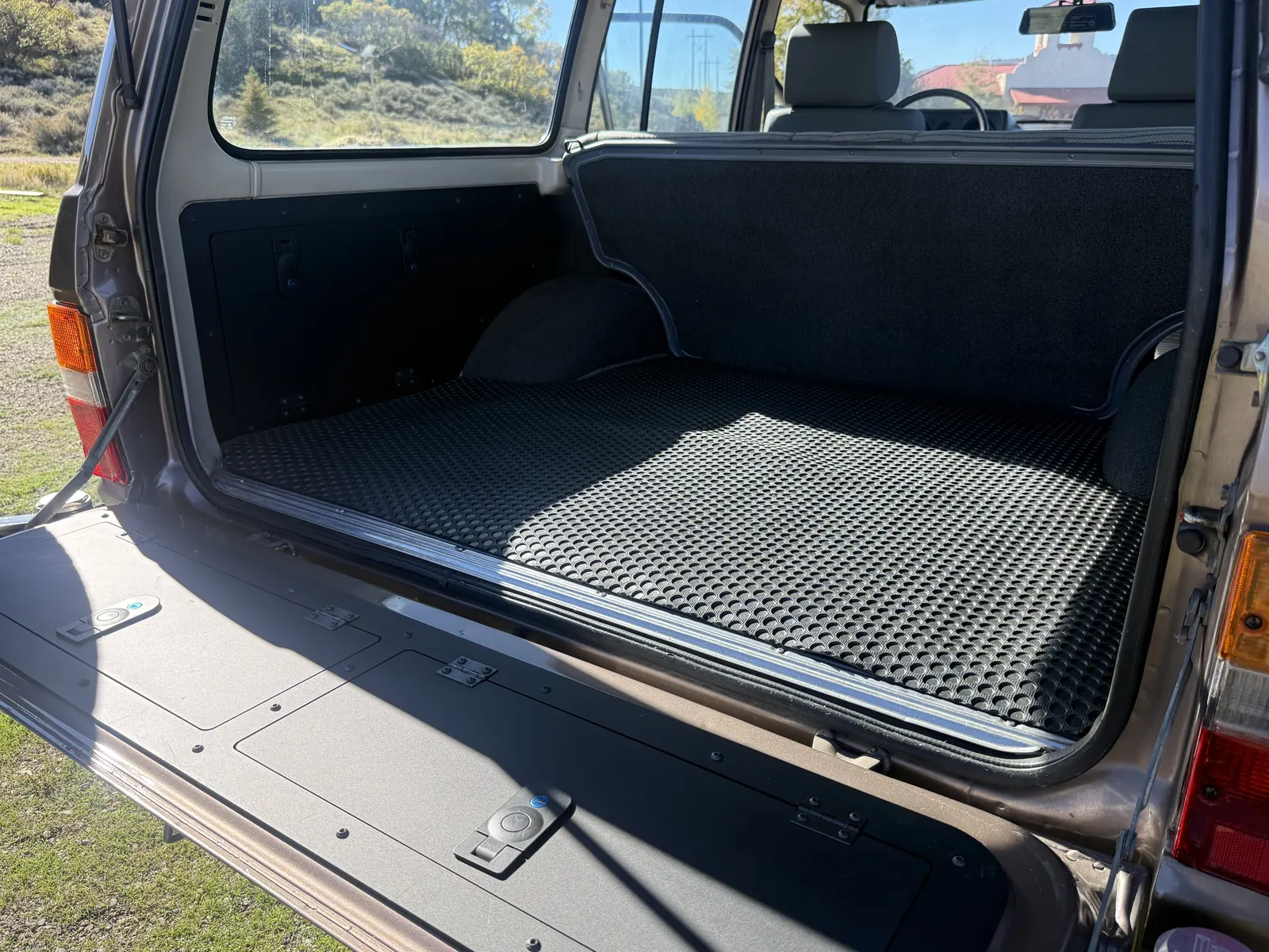 Cargo floor and rear cabin of the 1987 FJ60