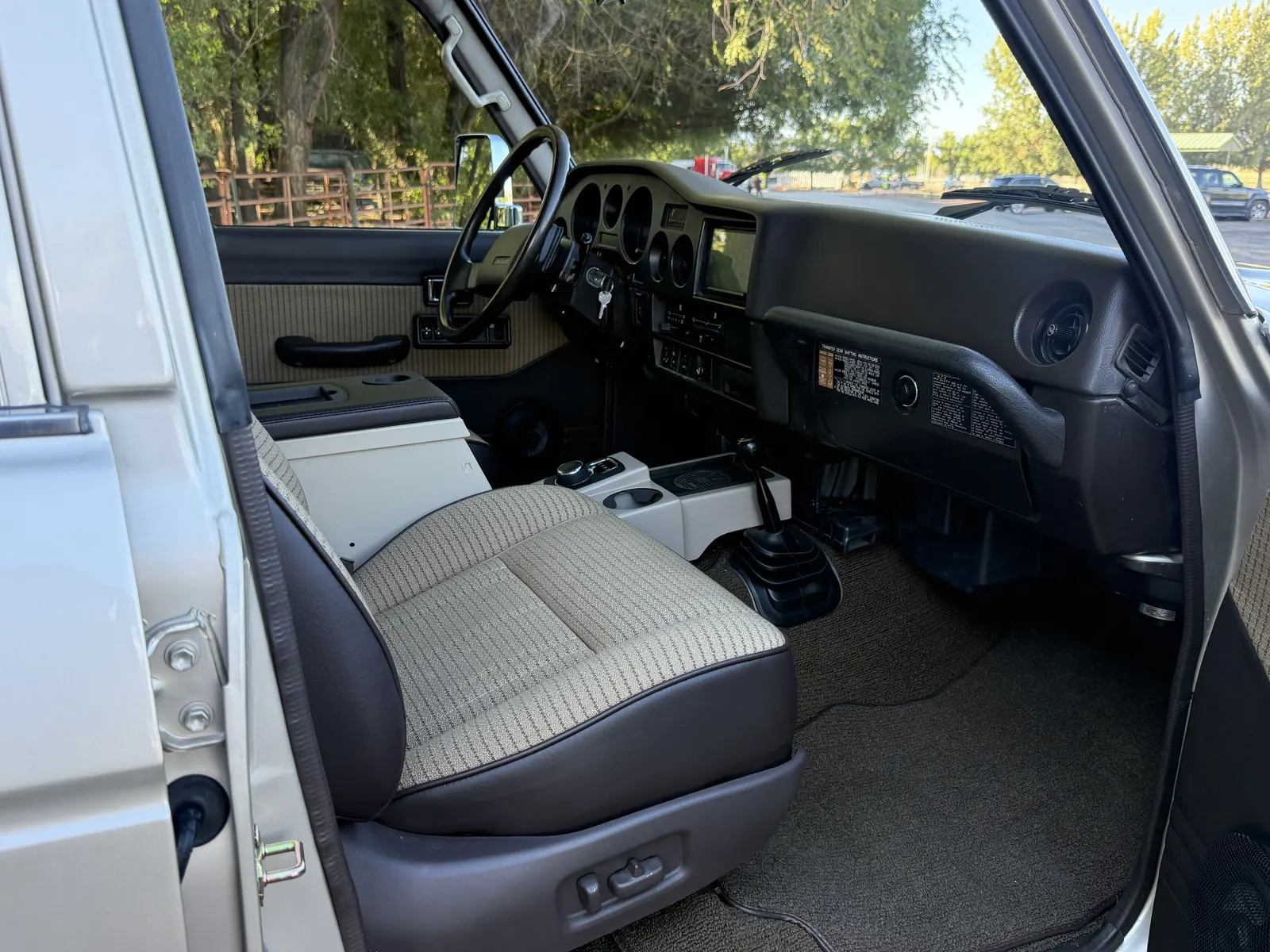 Front passenger seat and dashboard in the 1988 FJ62