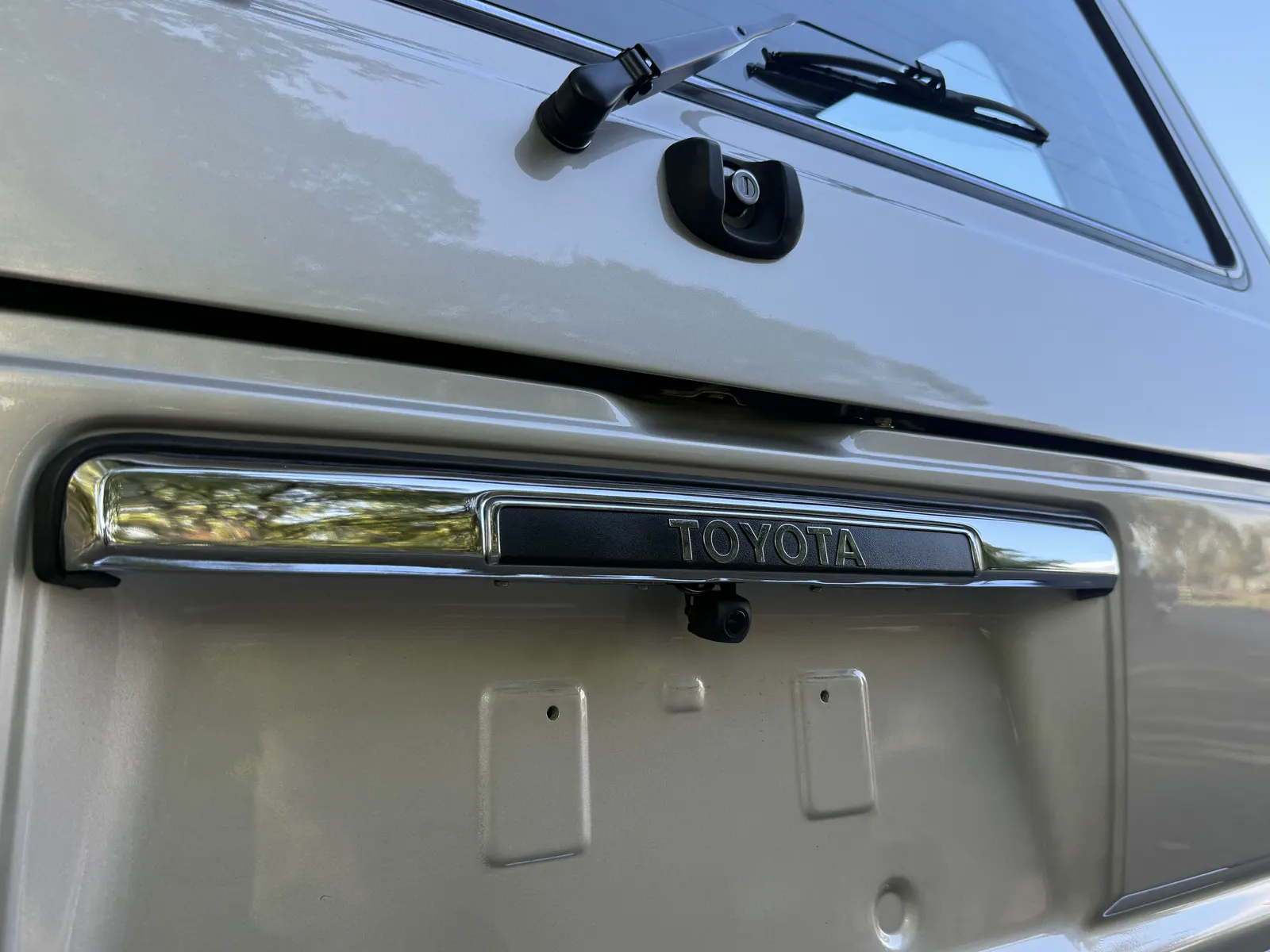Toyota tailgate handle and backup camera on the 1988 FJ62