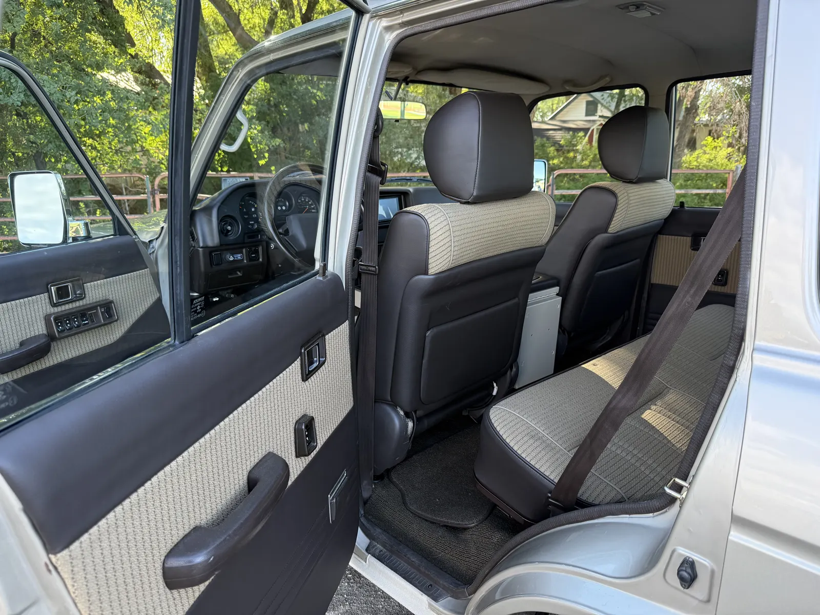 Rear driver-side passenger cabin in the 1988 FJ62