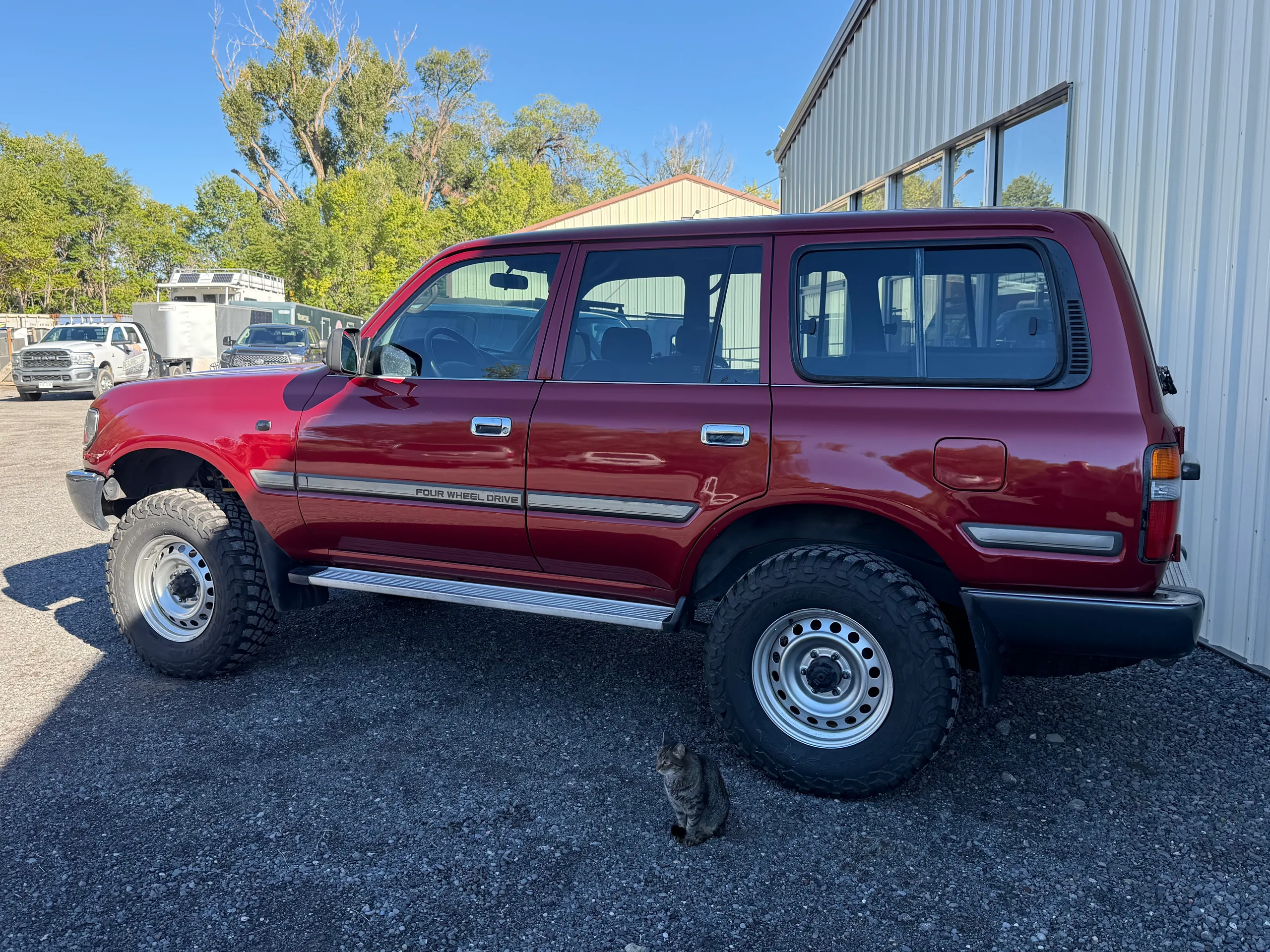 Rear driver-side view of the lifted 1990 Toyota Land Cruiser FJ80