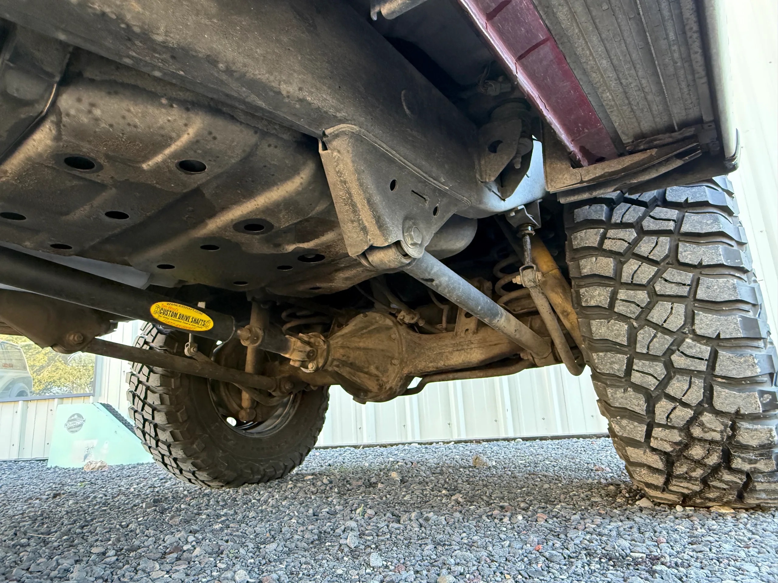 Rear axle, differential, and suspension beneath the FJ80