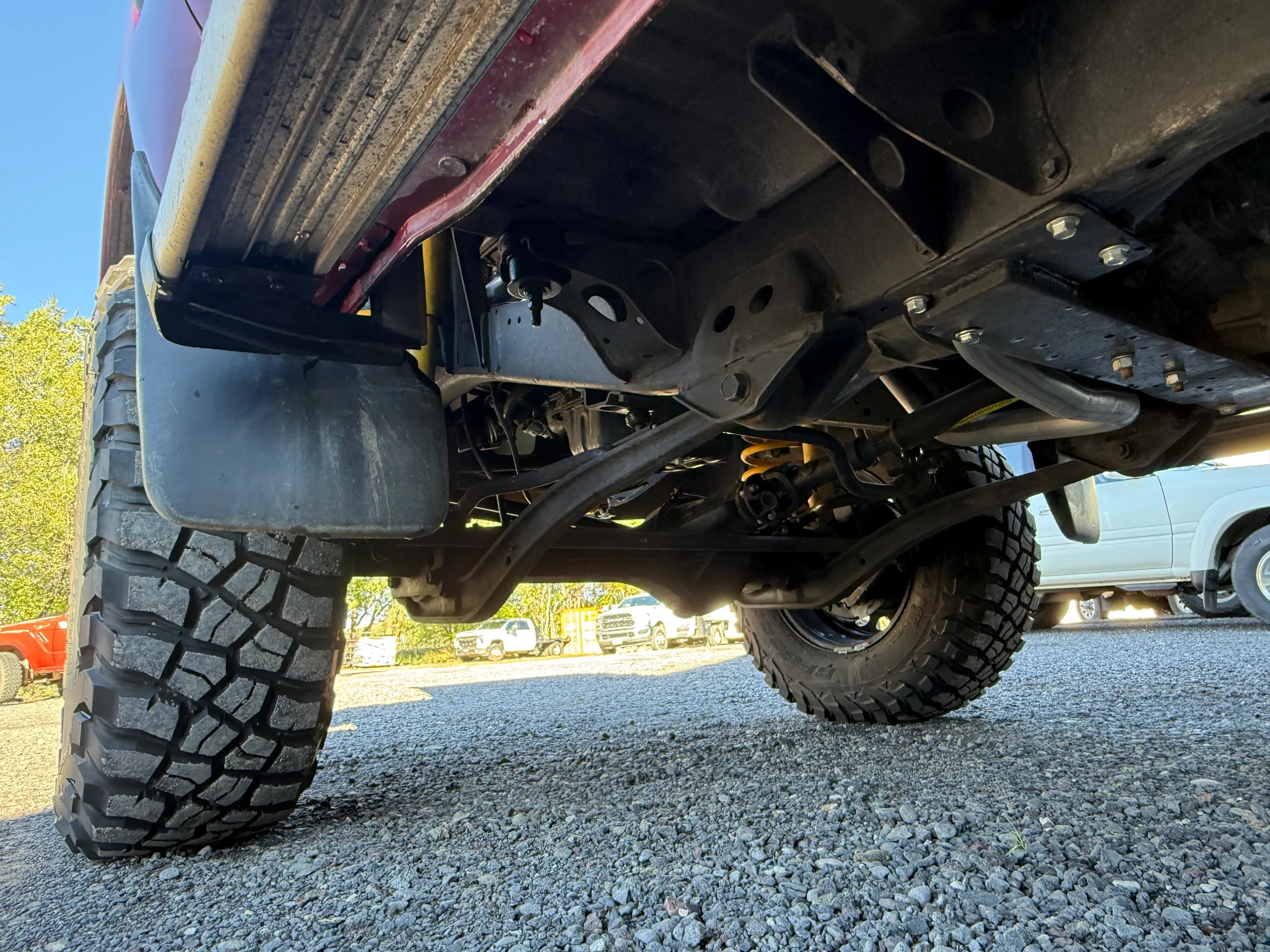 Front axle and suspension beneath the lifted 1990 FJ80