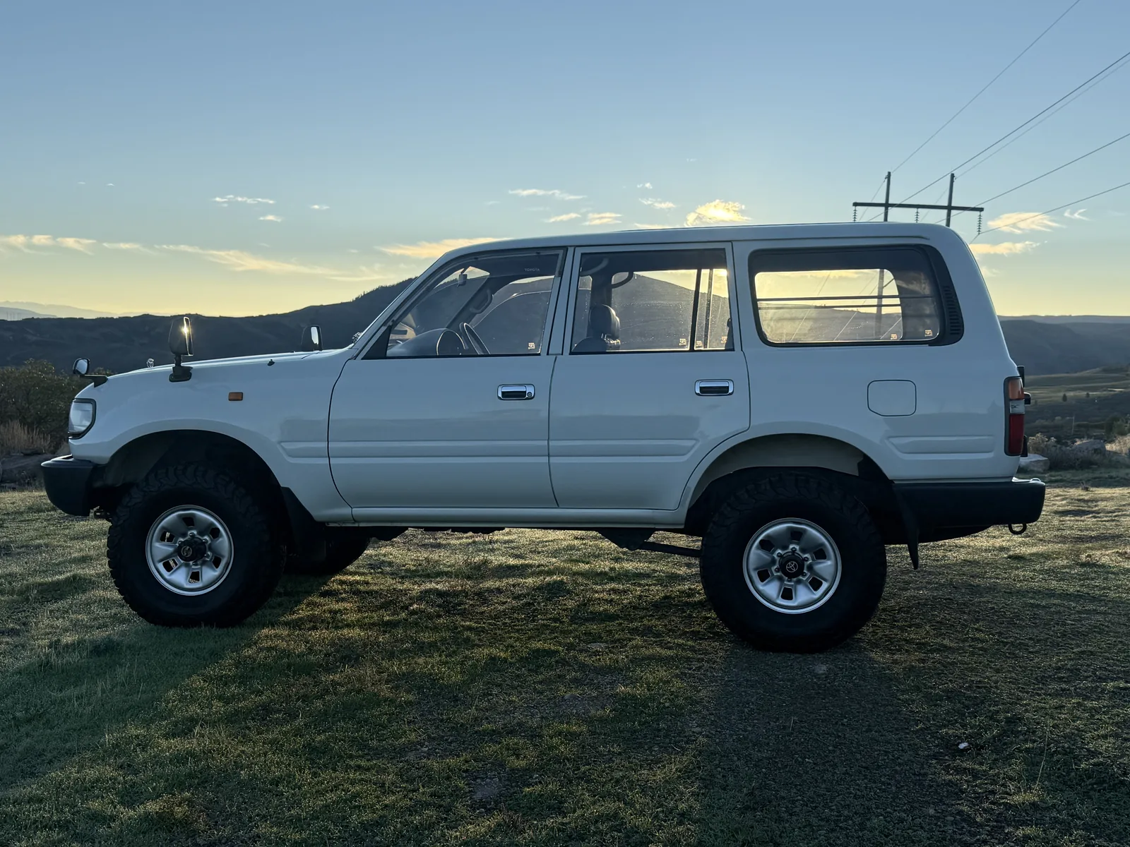 Driver-side profile of the 1992 Toyota Land Cruiser HZJ81