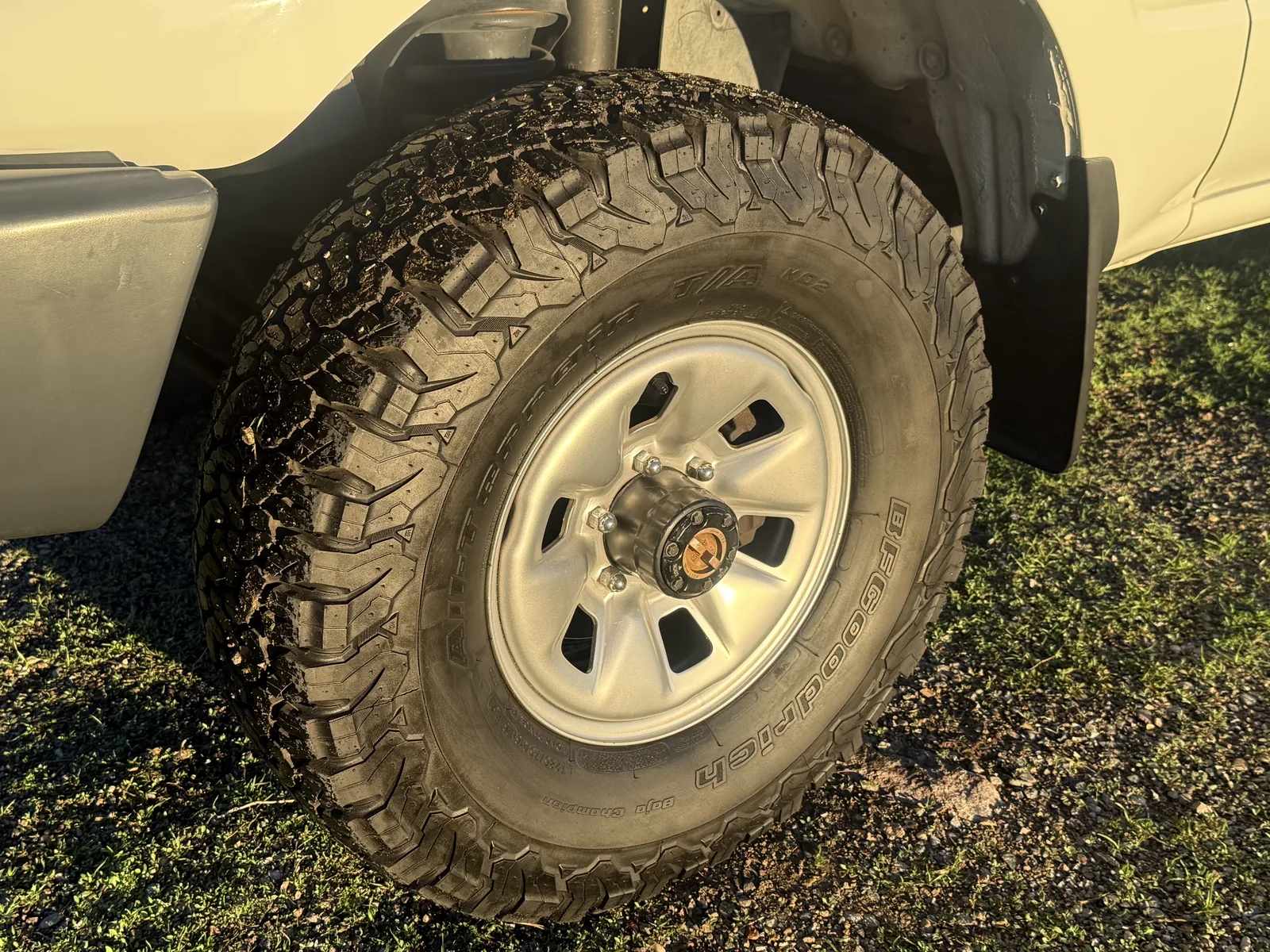 Factory 16-inch steel wheel and all-terrain tire on the HZJ81