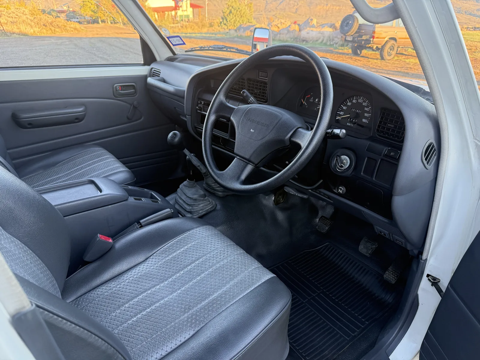 Right-hand-drive steering wheel and instrument panel in the HZJ81