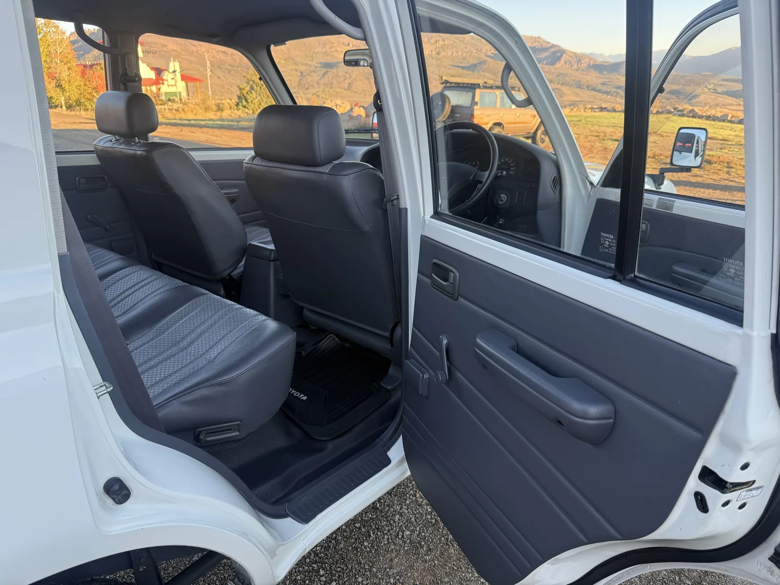 Driver seat and manual window door panel in the HZJ81