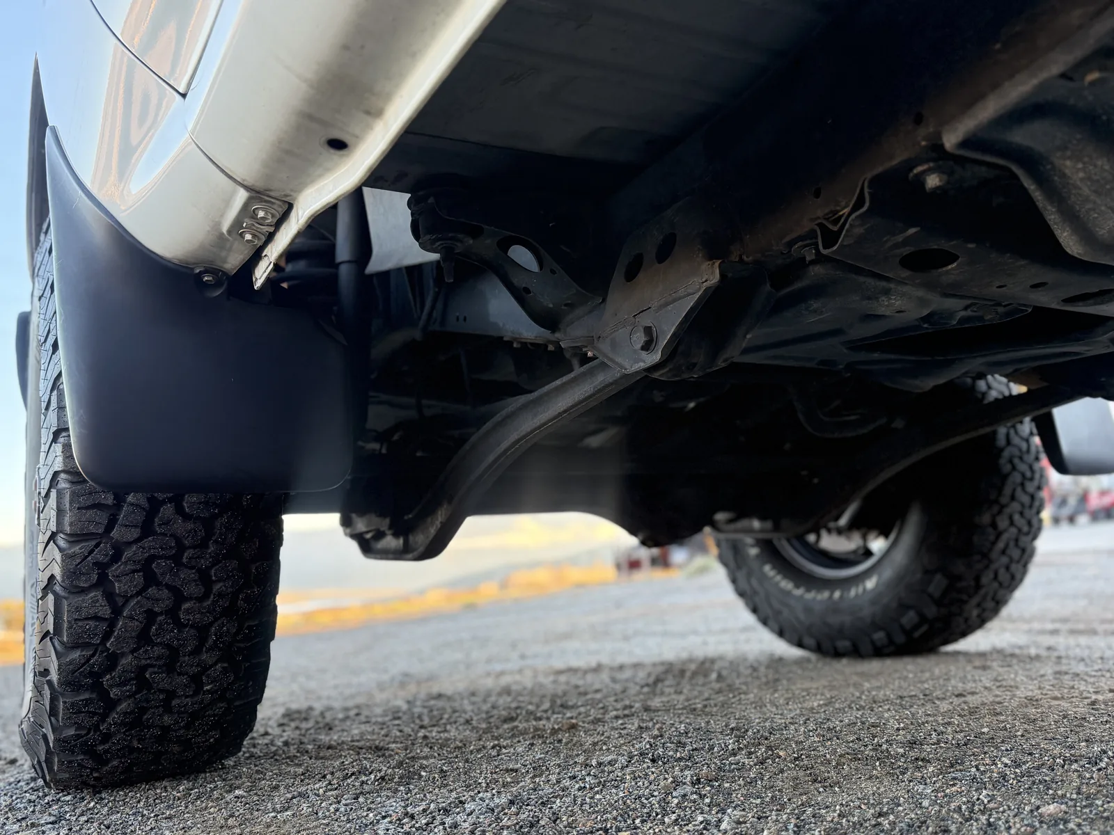 Front axle and suspension beneath the HZJ81 Land Cruiser