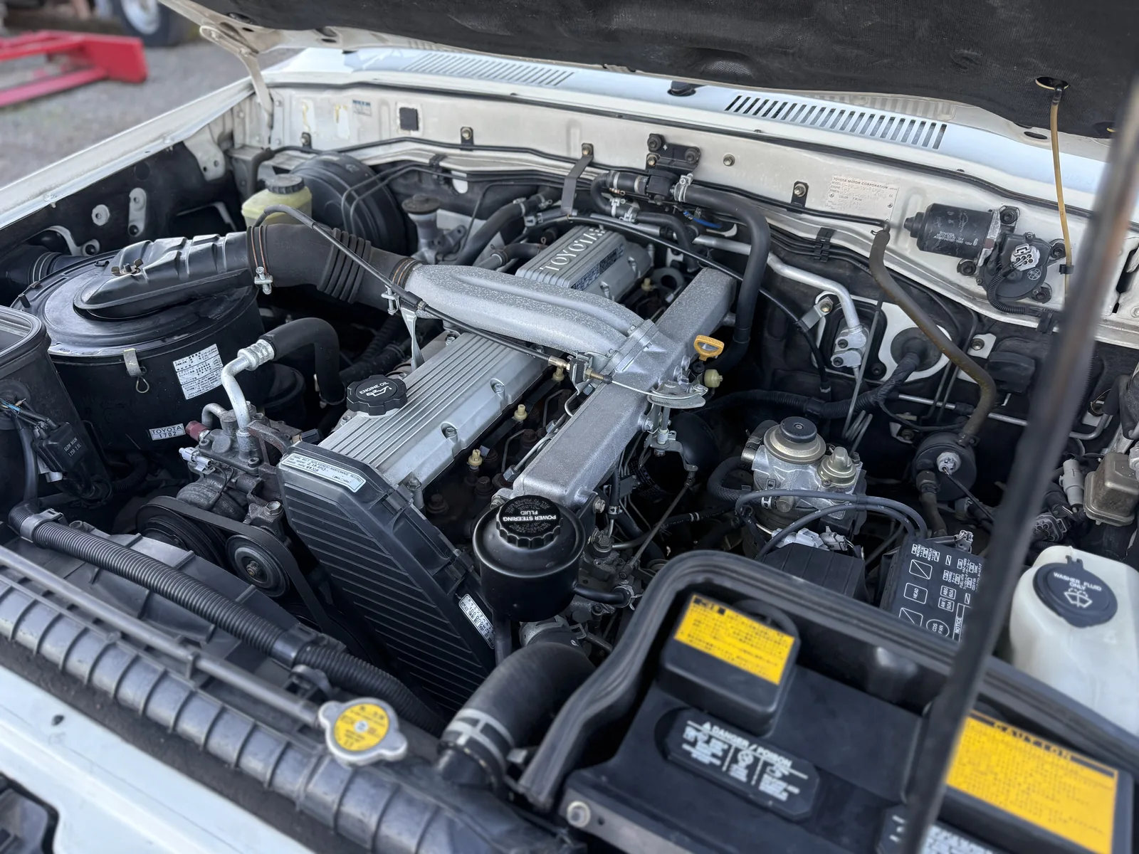 1HZ diesel engine bay and battery in the HZJ81