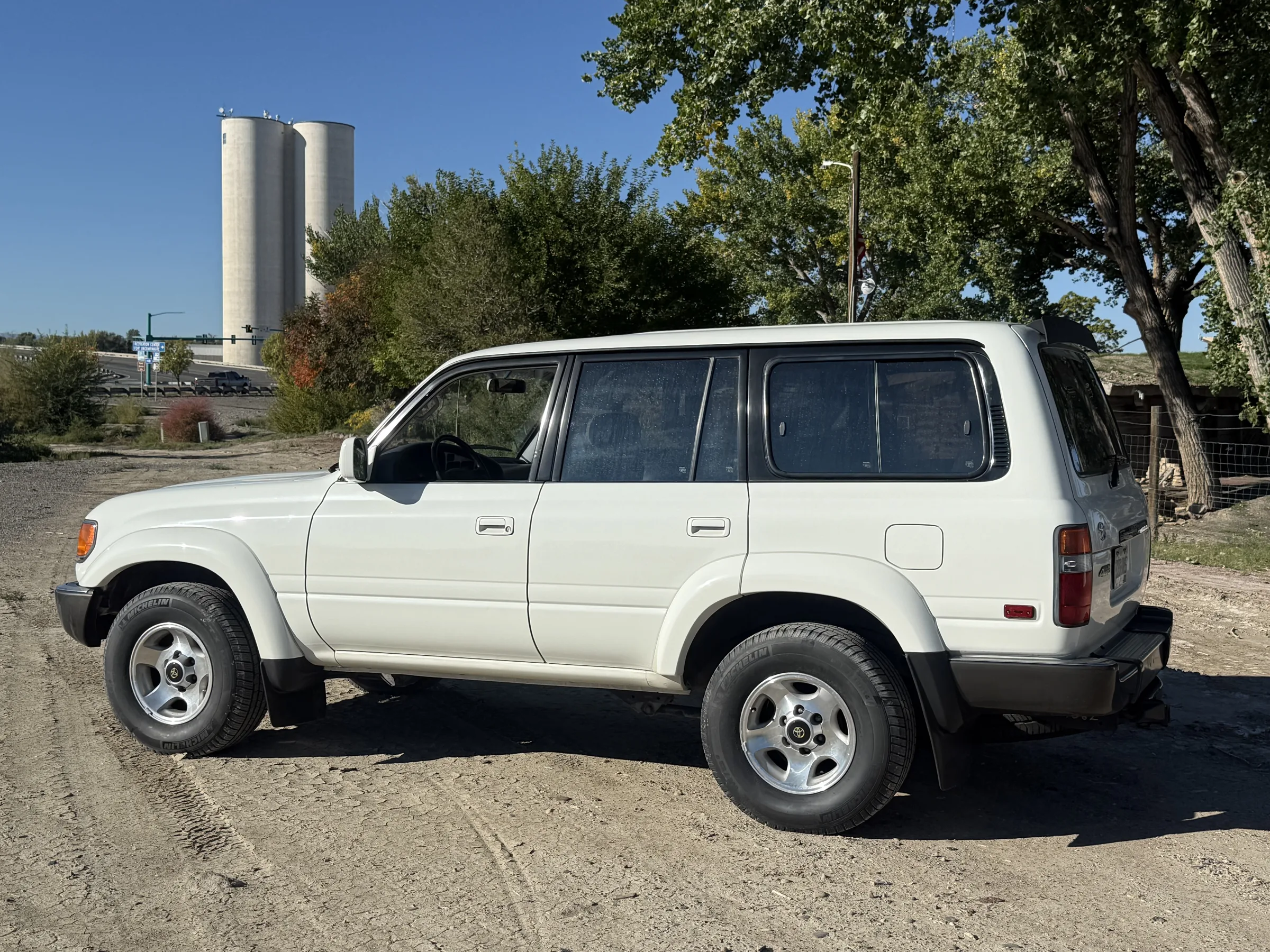 Driver-side profile of the 1994 Toyota Land Cruiser FZJ80