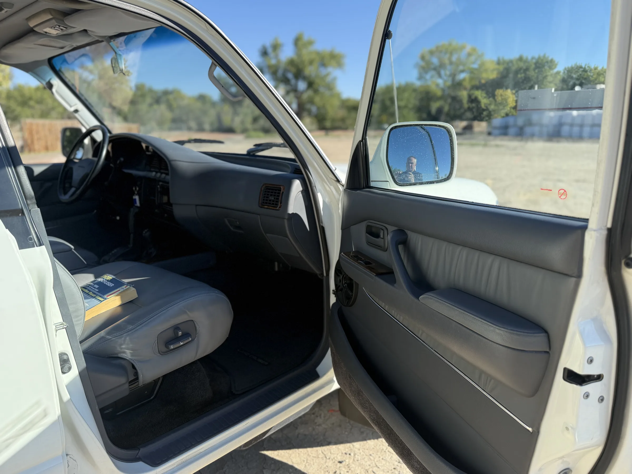 Front passenger seat and dashboard in the 1994 FZJ80