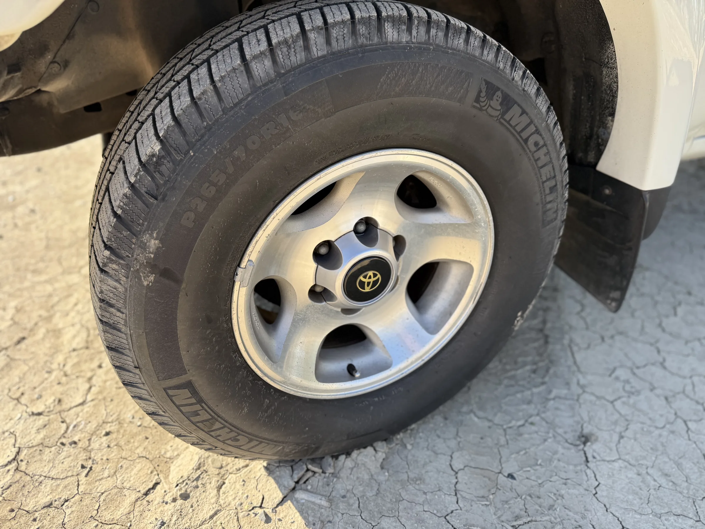 Factory alloy wheel and tire on the 1994 FZJ80