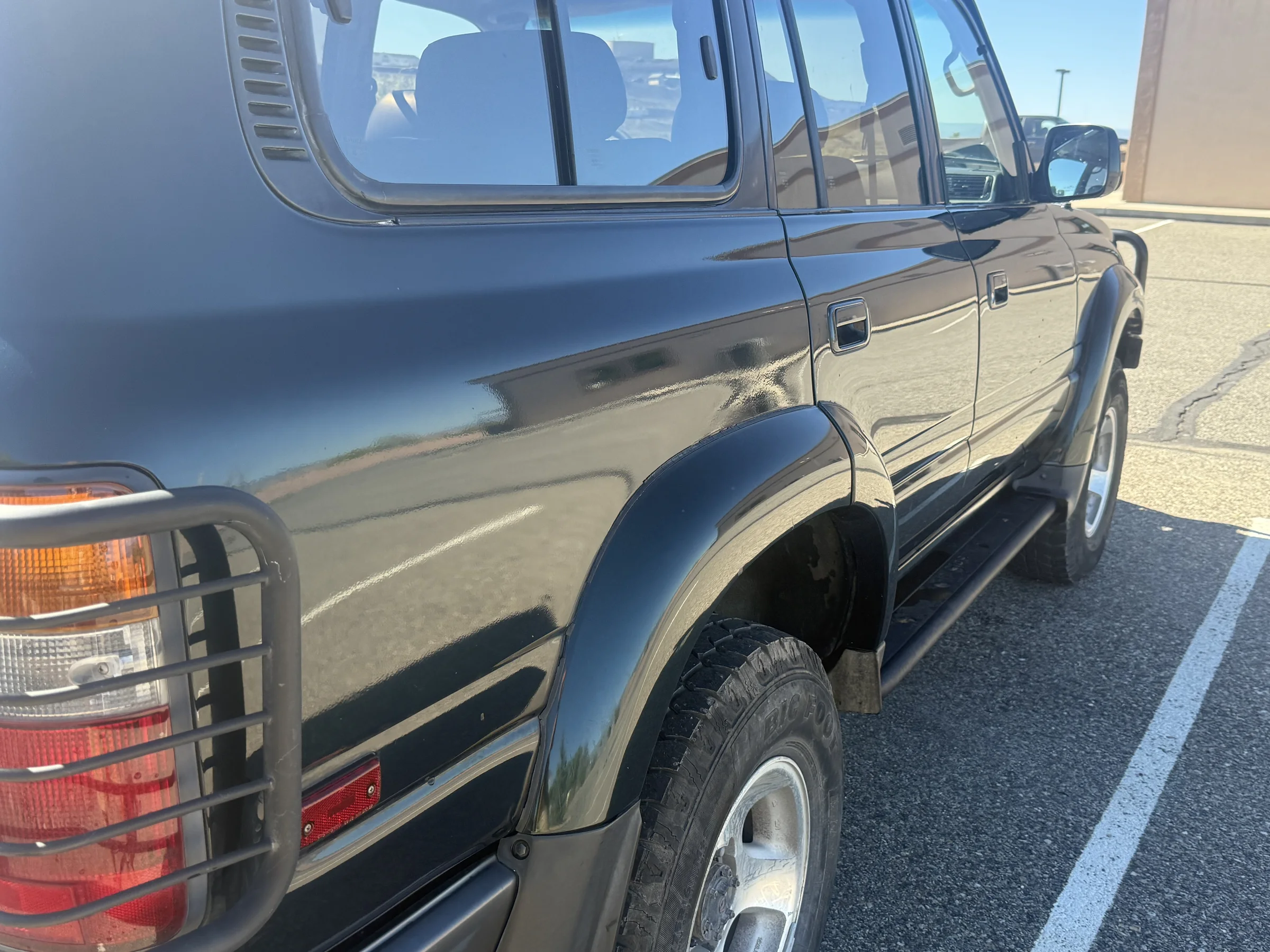 Driver-side rear fender and body finish on the 1996 FZJ80