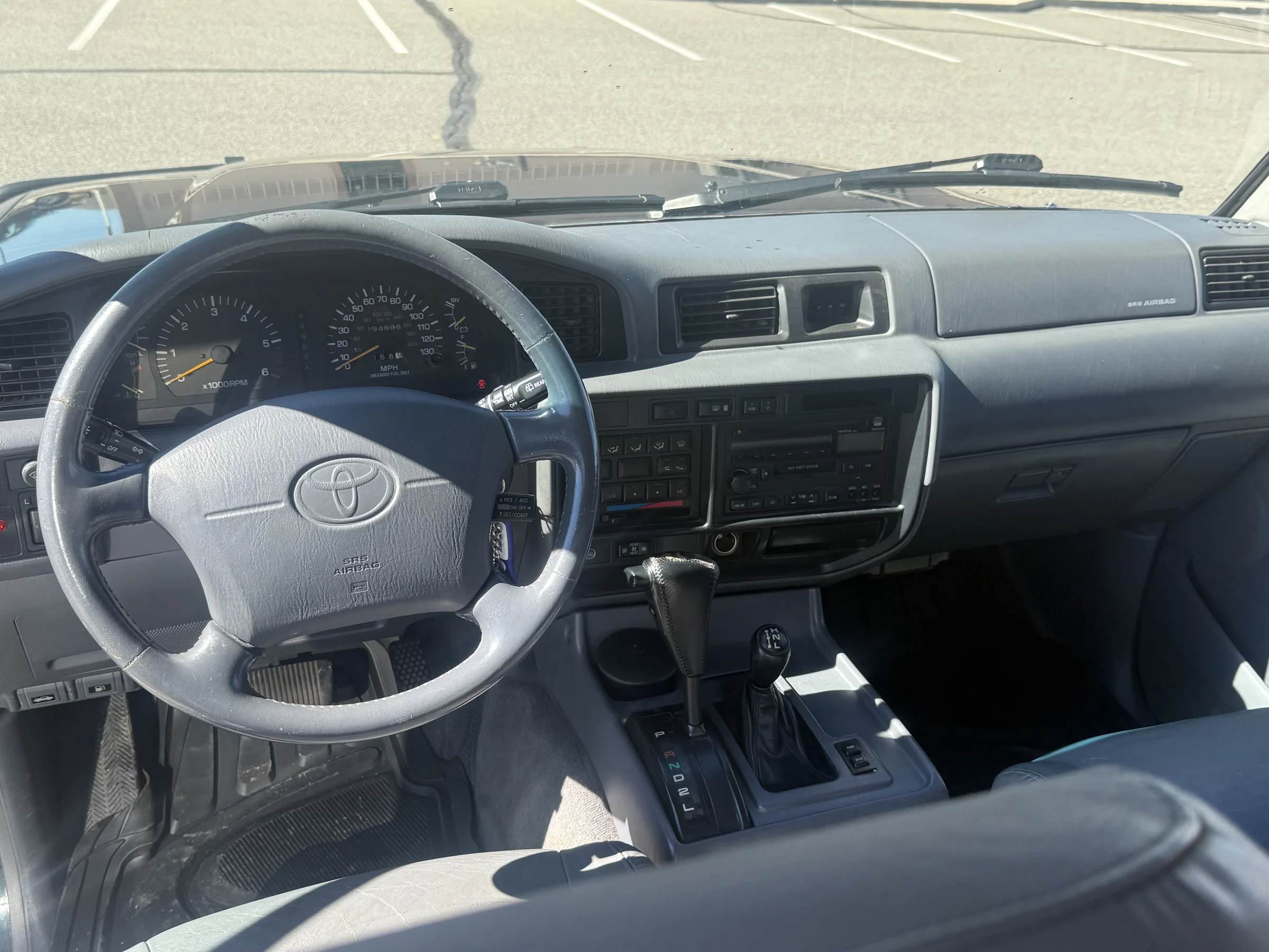 Dashboard and steering wheel in the 1996 FZJ80