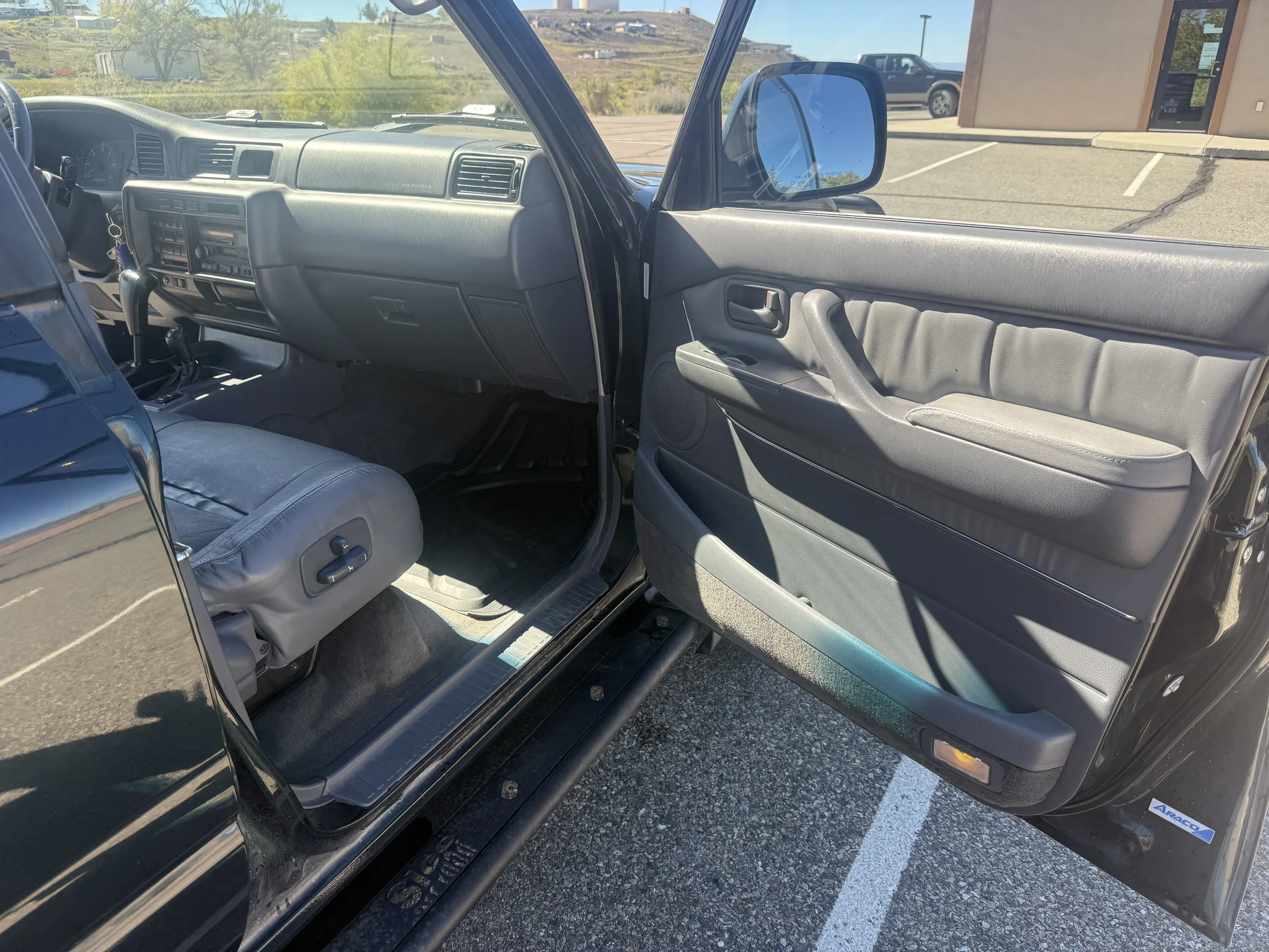 Front passenger seat and dashboard in the 1996 FZJ80