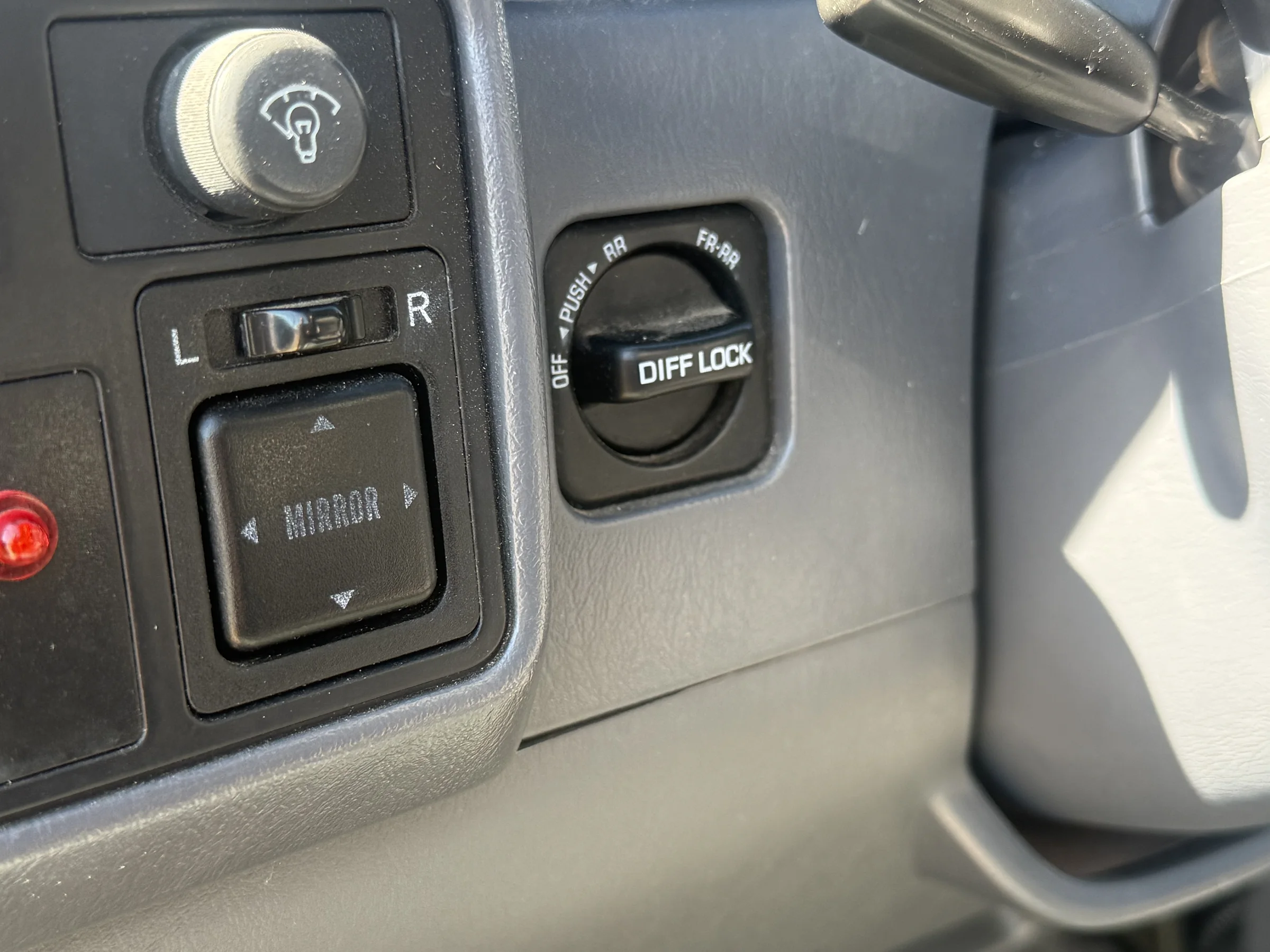 Factory differential locker controls in the 1996 FZJ80