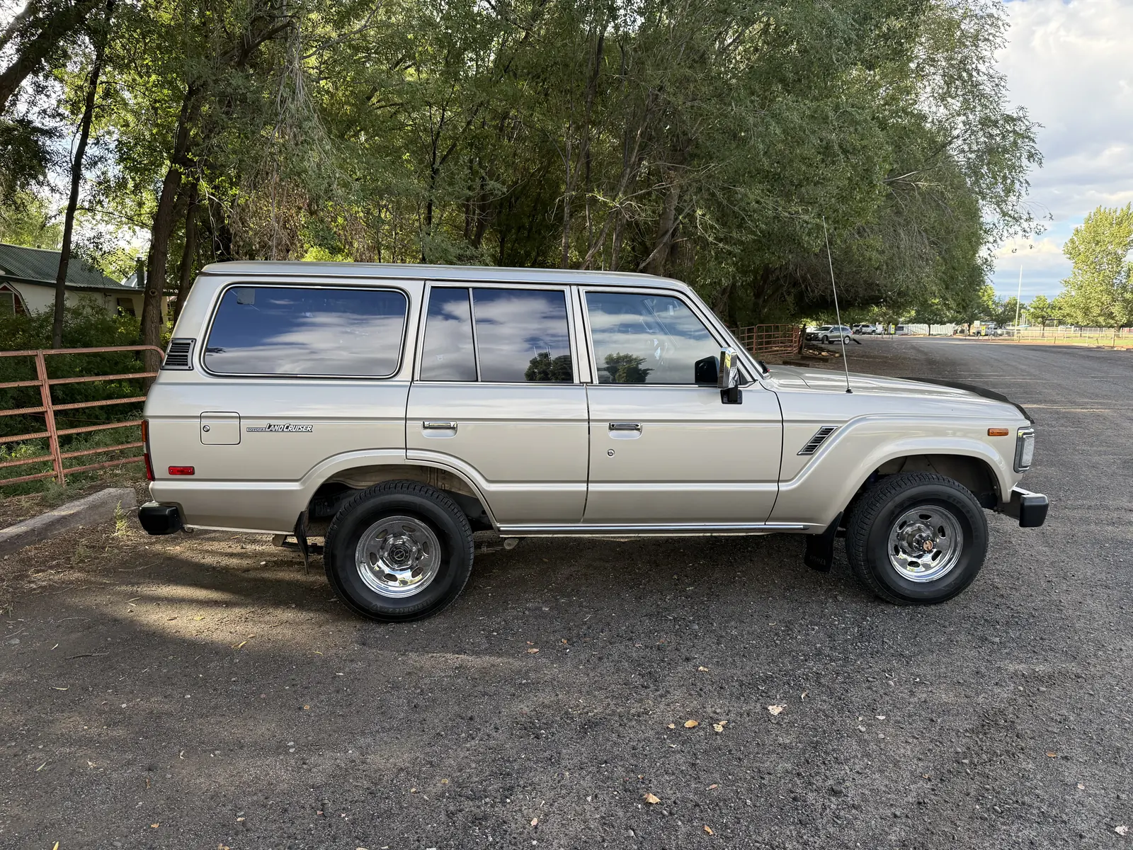 Passenger-side profile of the 1990 Toyota FJ62 Land Cruiser