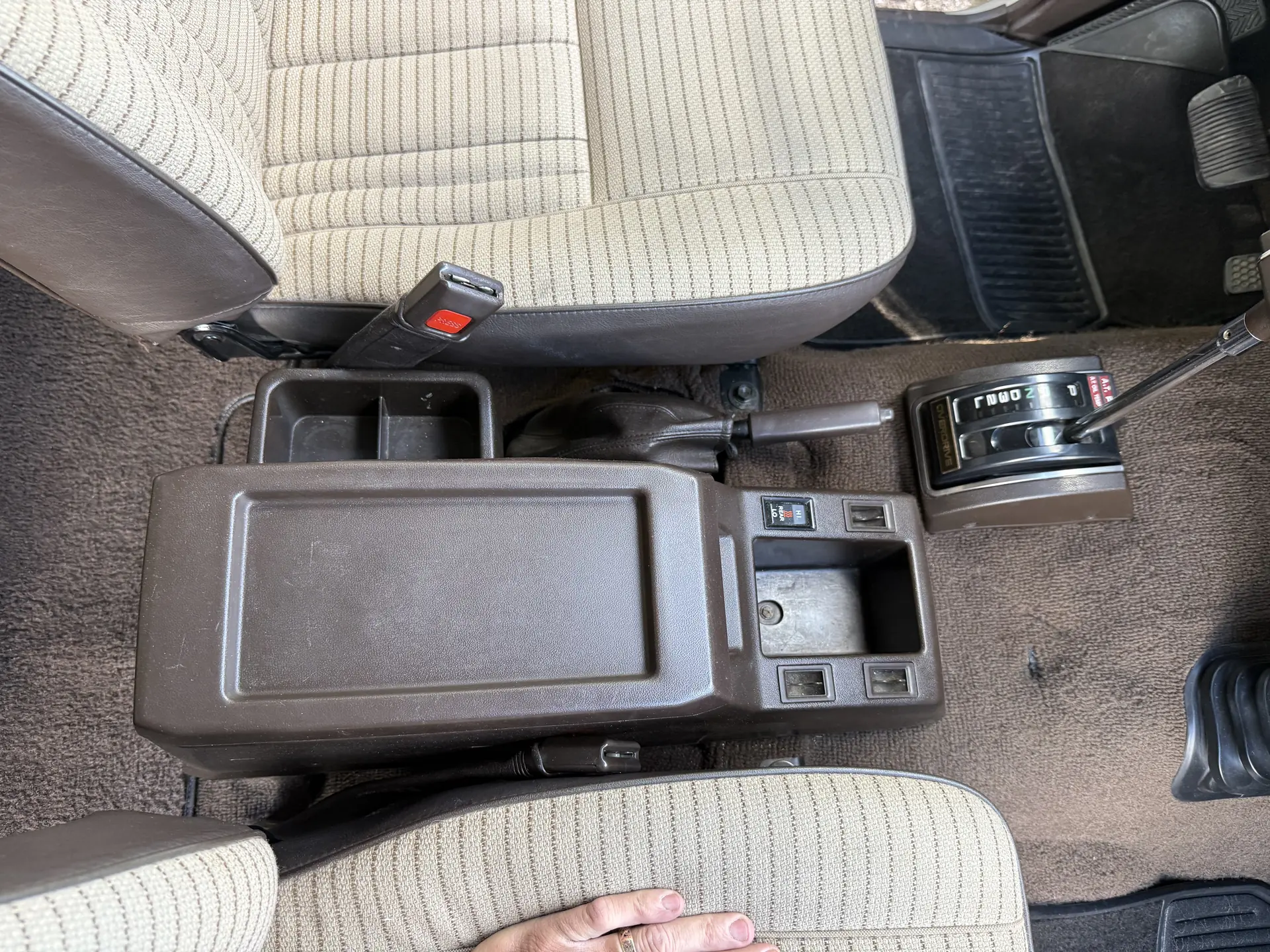 Center console and transmission controls of the 1990 Toyota FJ62