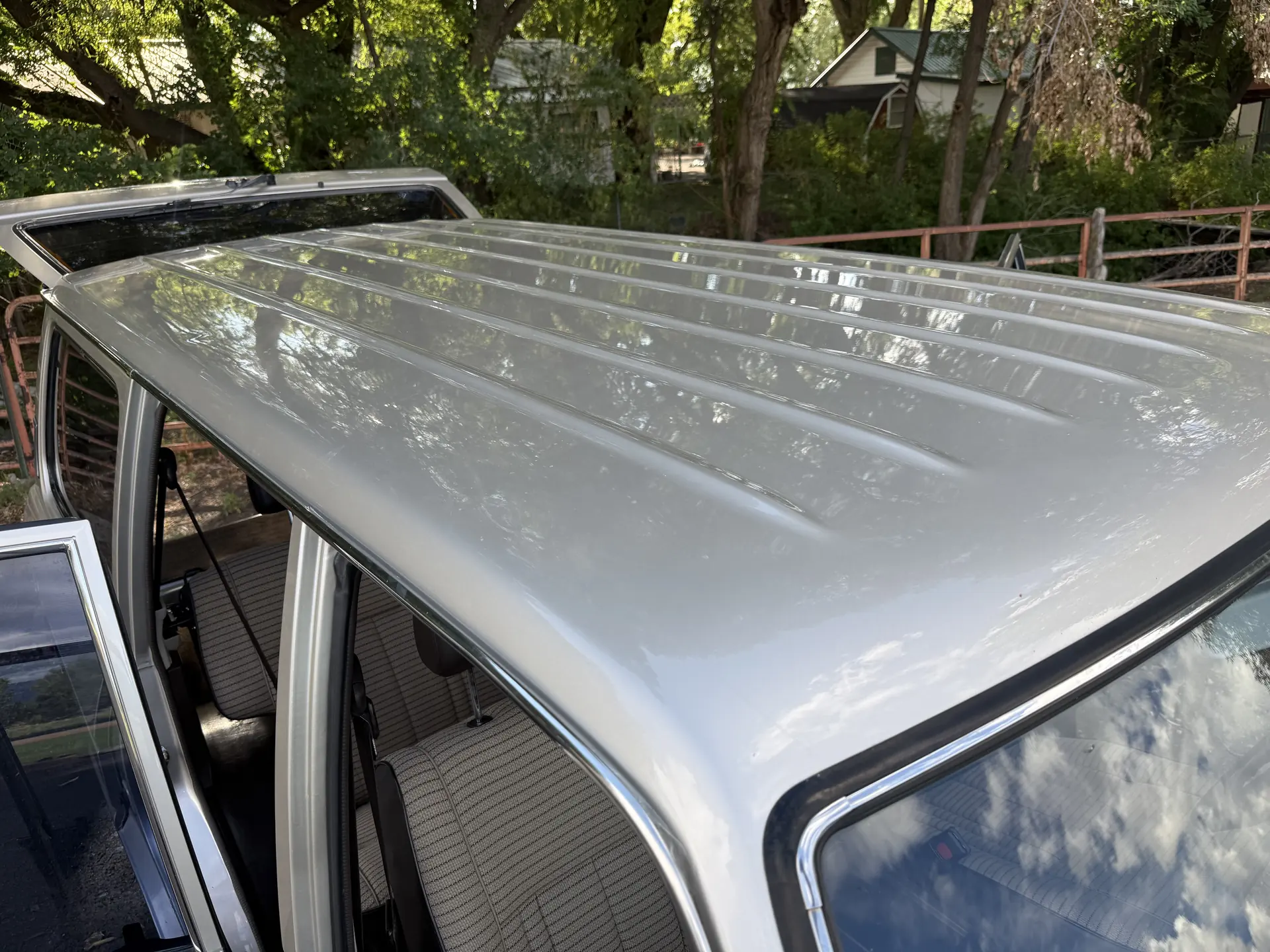 Roof and rain gutter of the original-paint 1990 Toyota FJ62