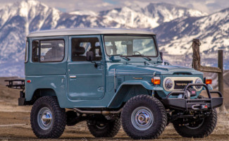 Blue FJ40 in Moab with mountains in background